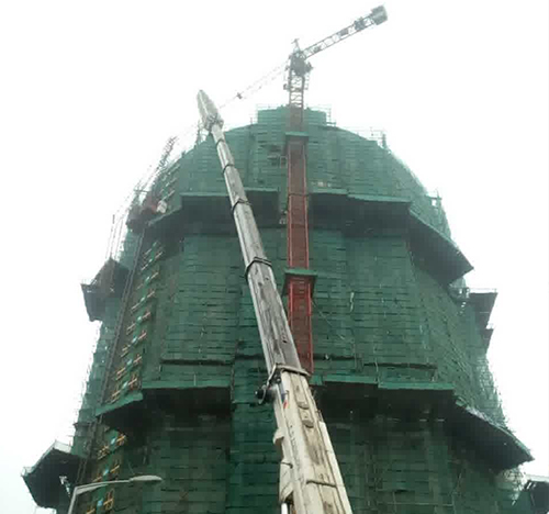 榆次吊车在工地上作业